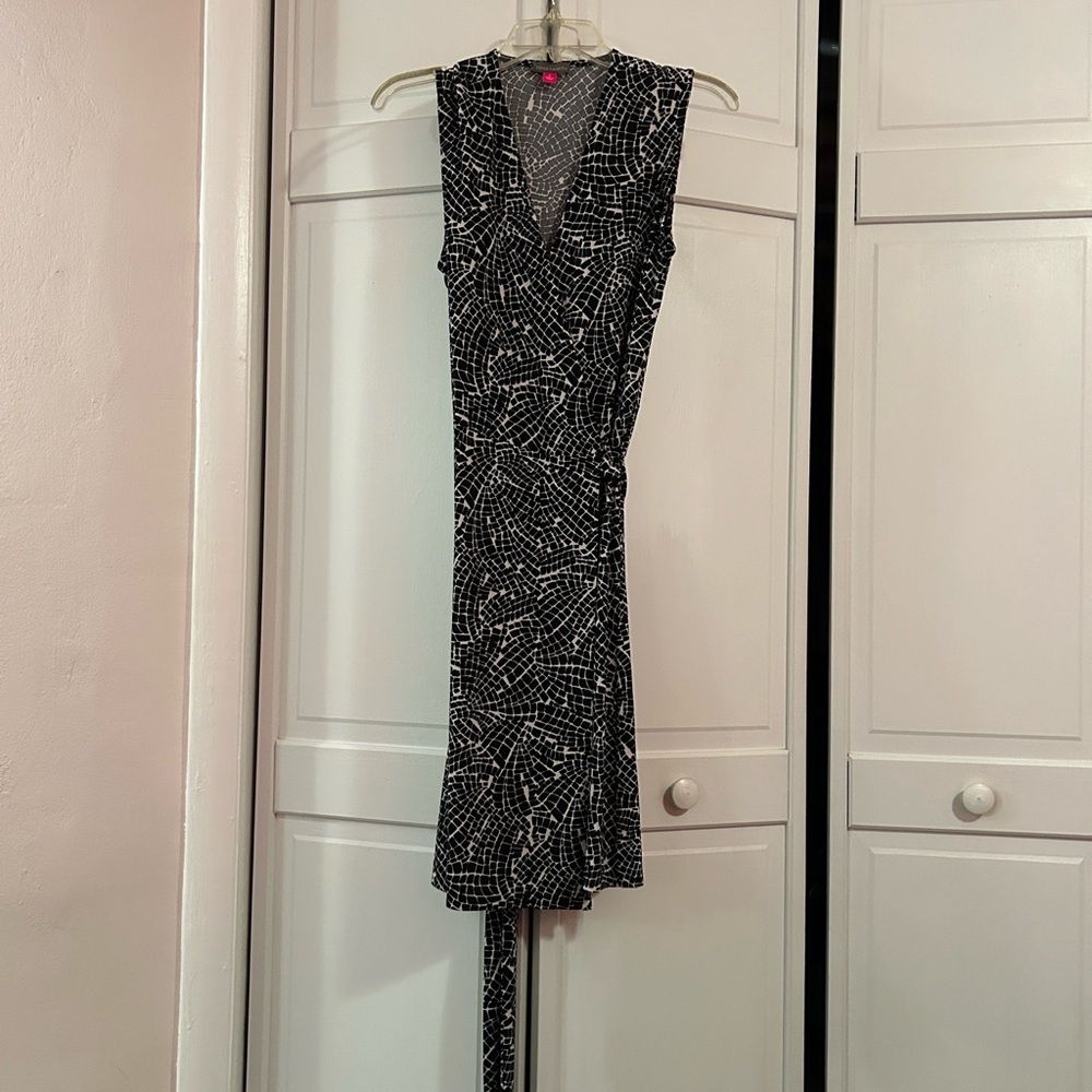 Vince Camuto Black and Crean Mosaic Wrap Sleeveless Dress